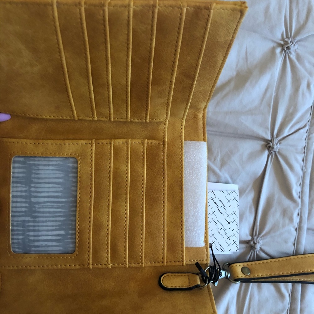 Weekend sale ❤️ wallet/wristlet - Picture 3 of 5